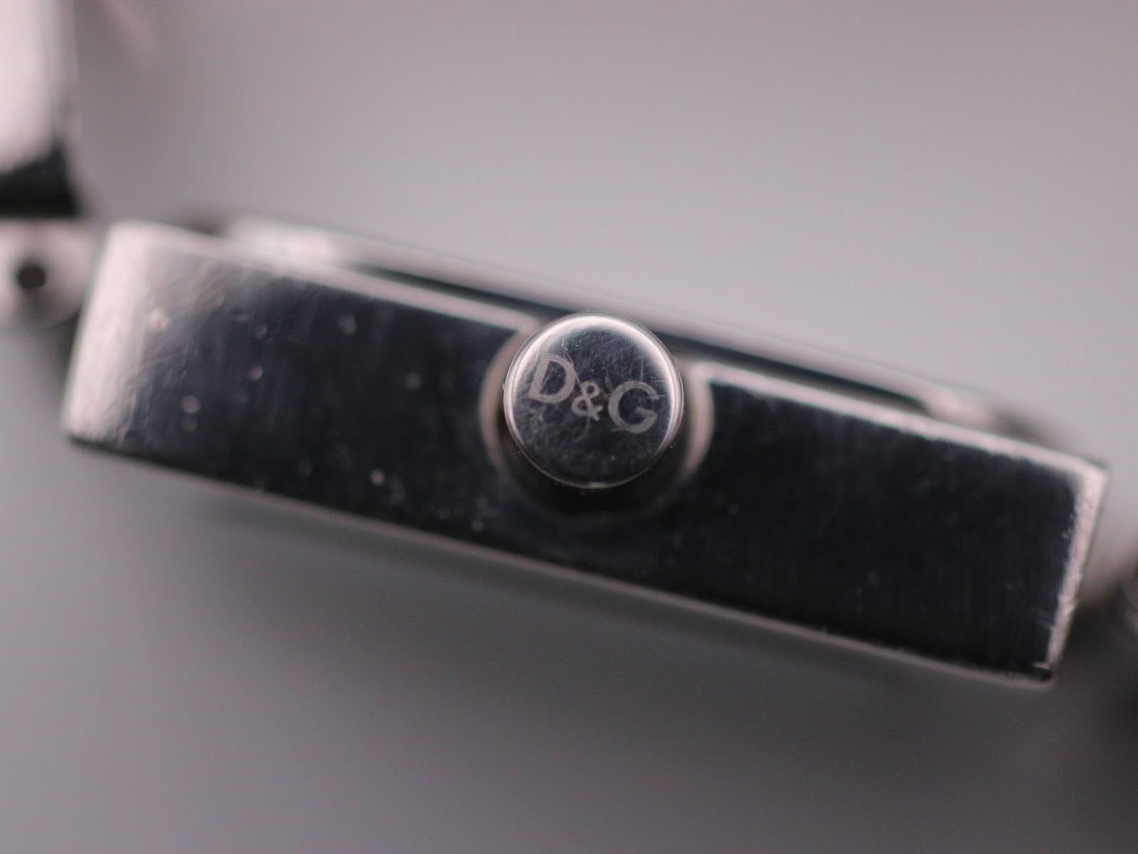 Side close-up of the watch crown, engraved with the D&G logo.