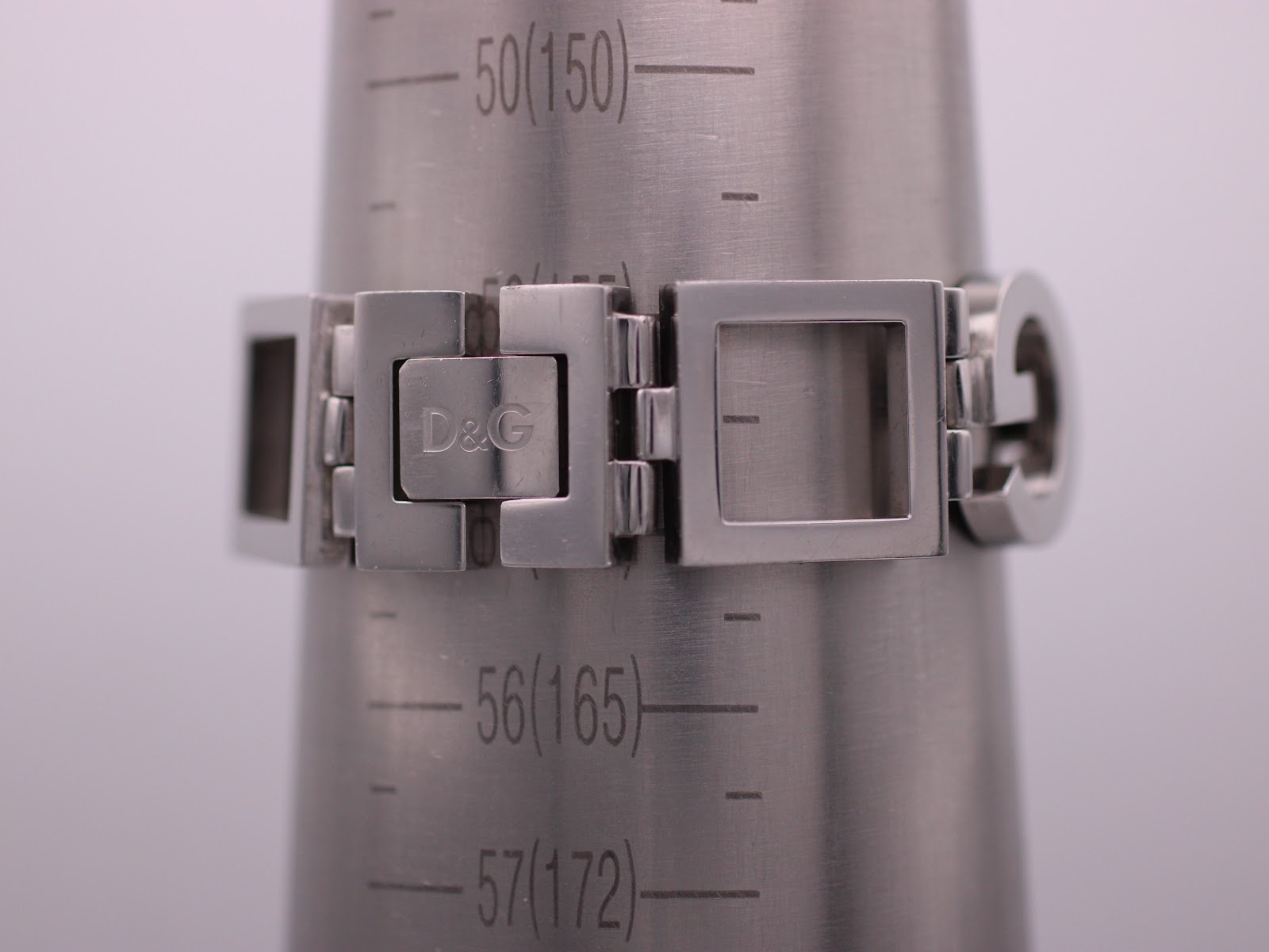 D&G watch bracelet displayed on a wrist sizing gauge, showing a wrist circumference of approximately 16.5 cm.