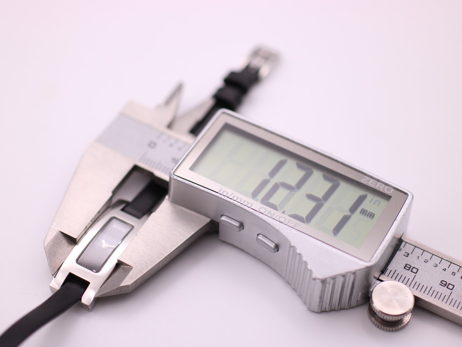 Digital caliper measuring the Gucci 3900L watch case, displaying a width of 12.31mm.