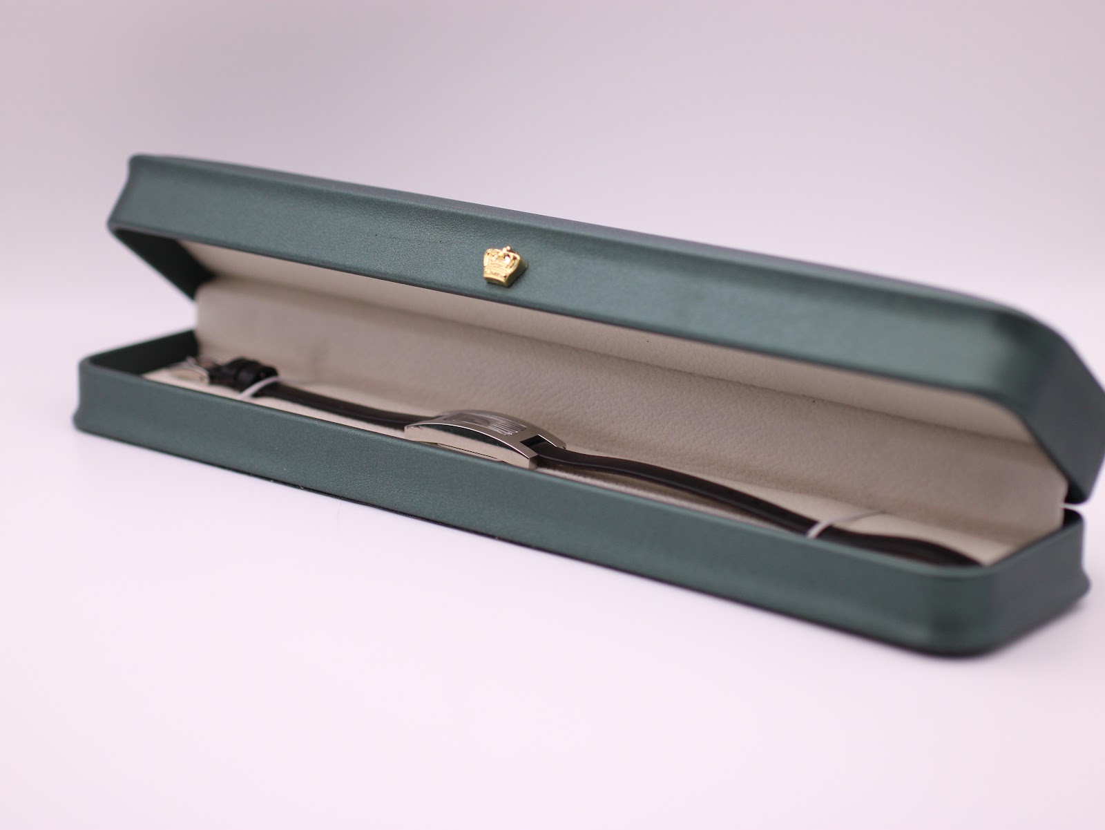 The Gucci 3900L watch displayed inside a generic green presentation box.