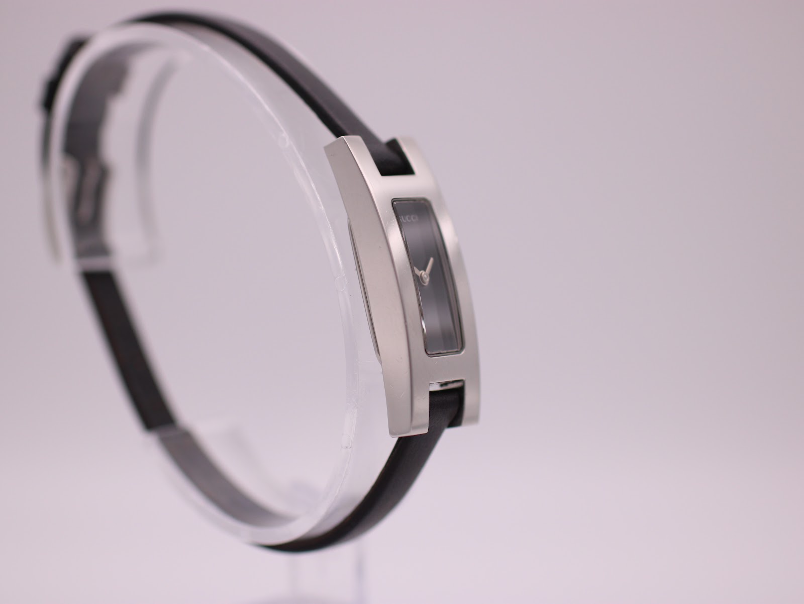 Another angled side view of the Gucci 3900L watch, showing the elegant curvature of the case.