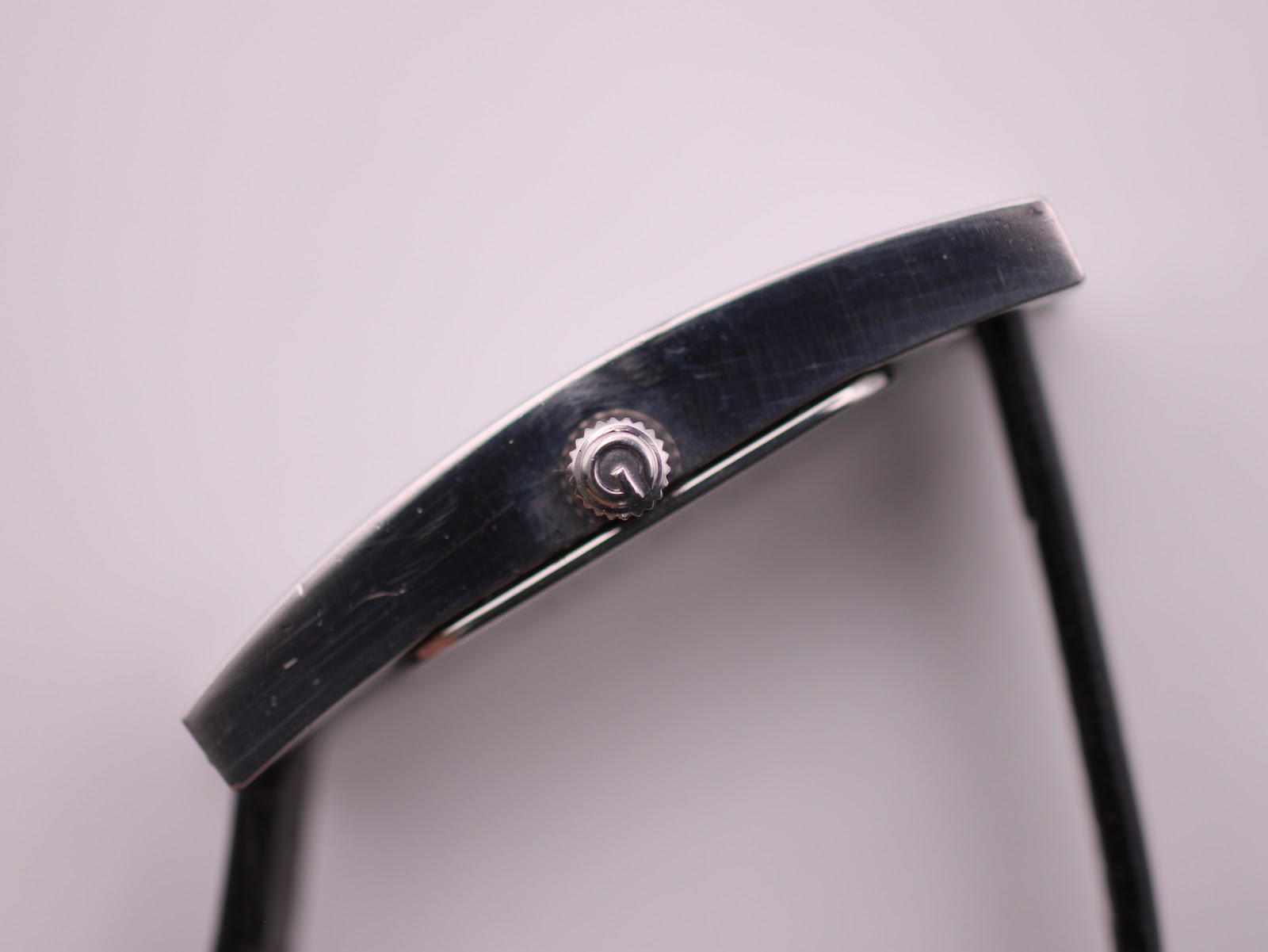 Extreme close-up side profile of the Gucci 3900L case and crown, showing fine detail and finish.