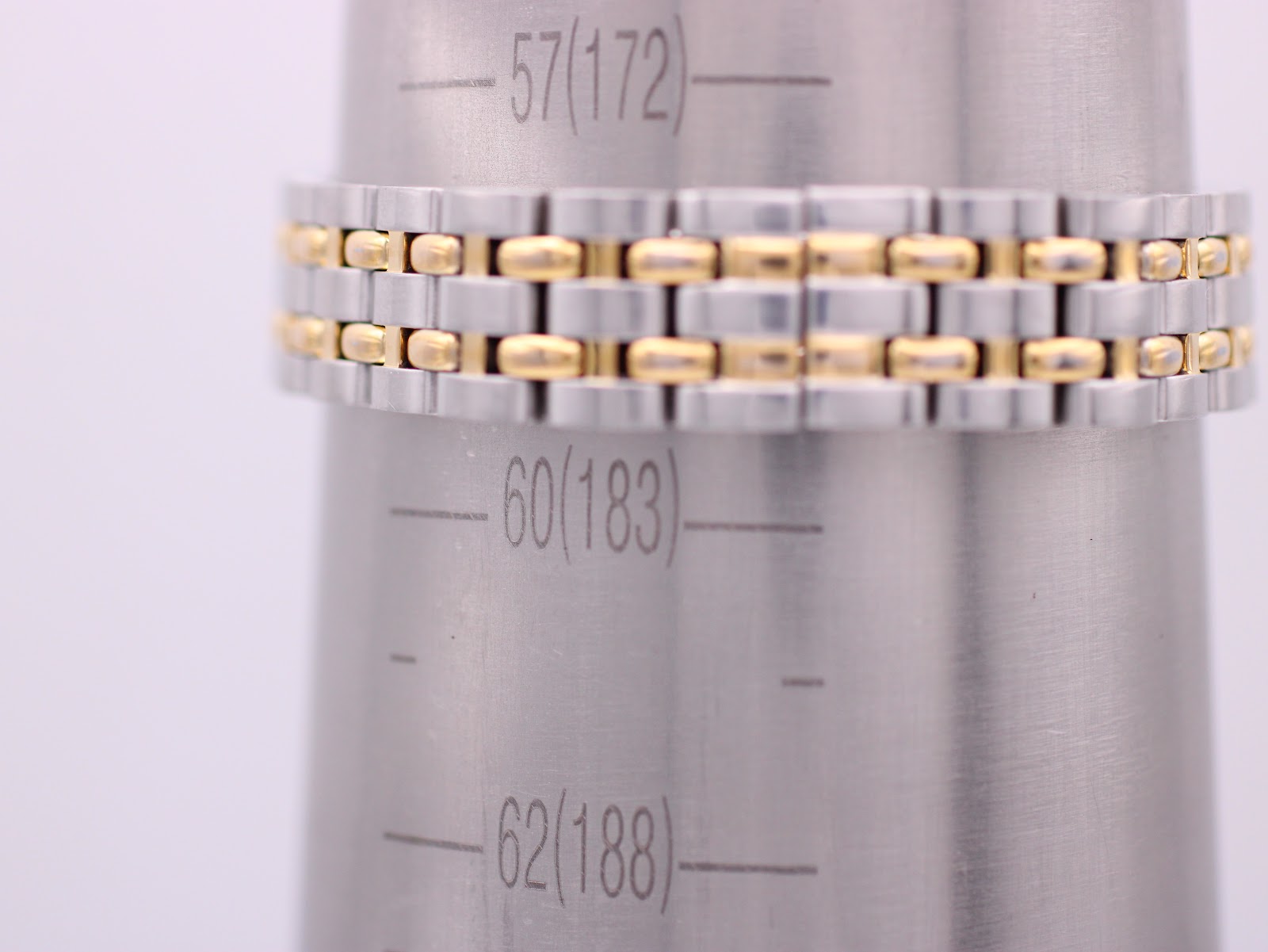 The watch bracelet displayed on a wrist sizing gauge, indicating a maximum wrist circumference of approximately 172mm.