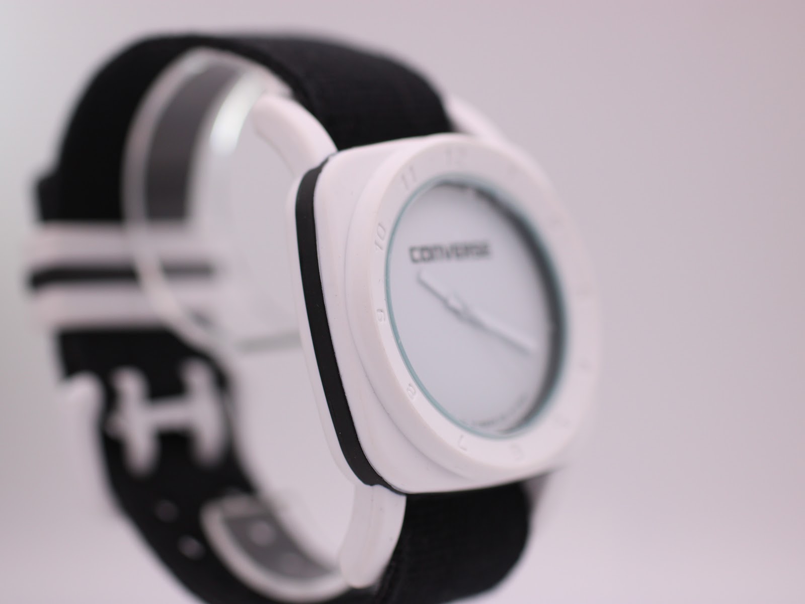 Another angled side view of the Converse VRQ22, highlighting the case profile and black NATO strap.