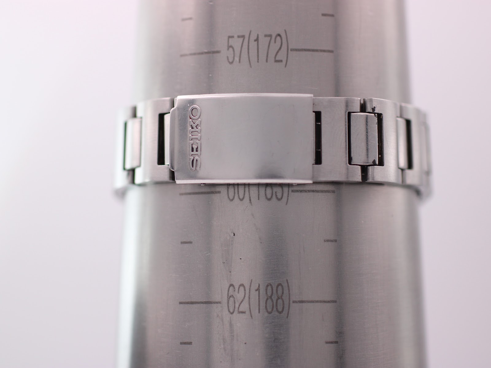 Close-up of the Seiko signed clasp on a wrist sizing gauge, showing a measurement of 172mm / 17.2cm.
