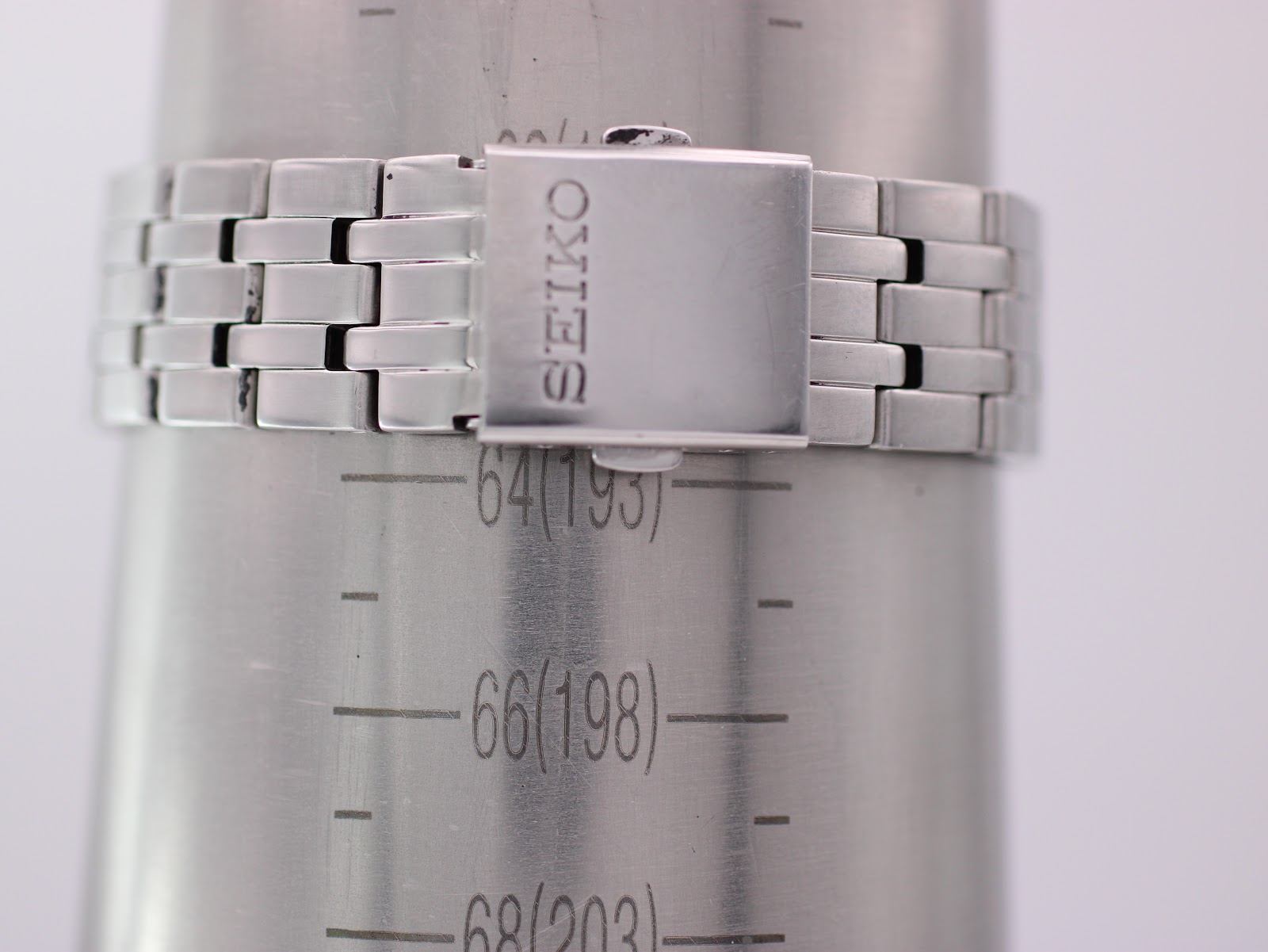 Close-up of the stainless steel bracelet clasp, showing the Seiko signature, with a wrist sizing gauge indicating 193mm.