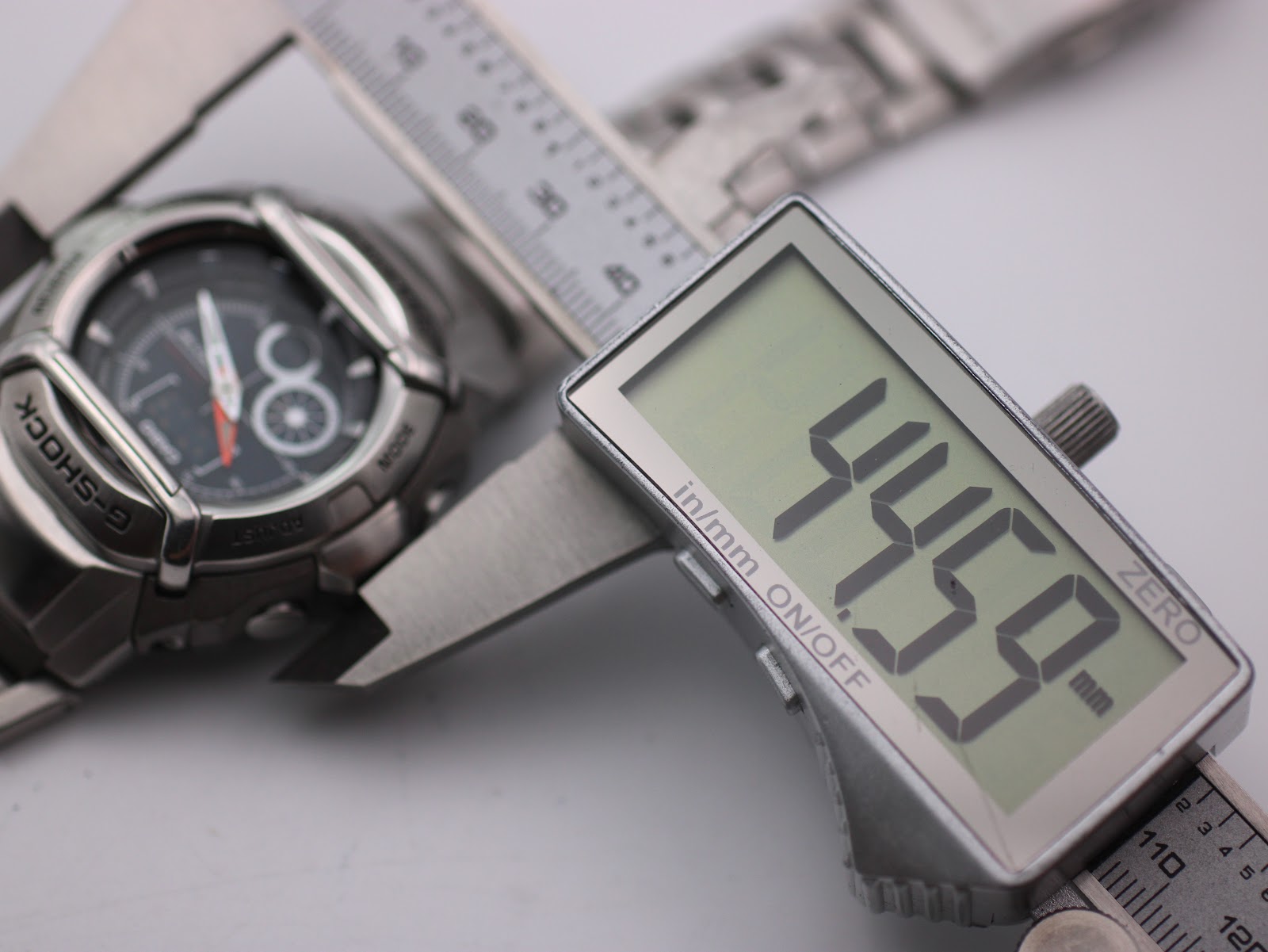 Digital caliper measuring the case diameter of the Casio G-Shock G-510D at 44.59mm.