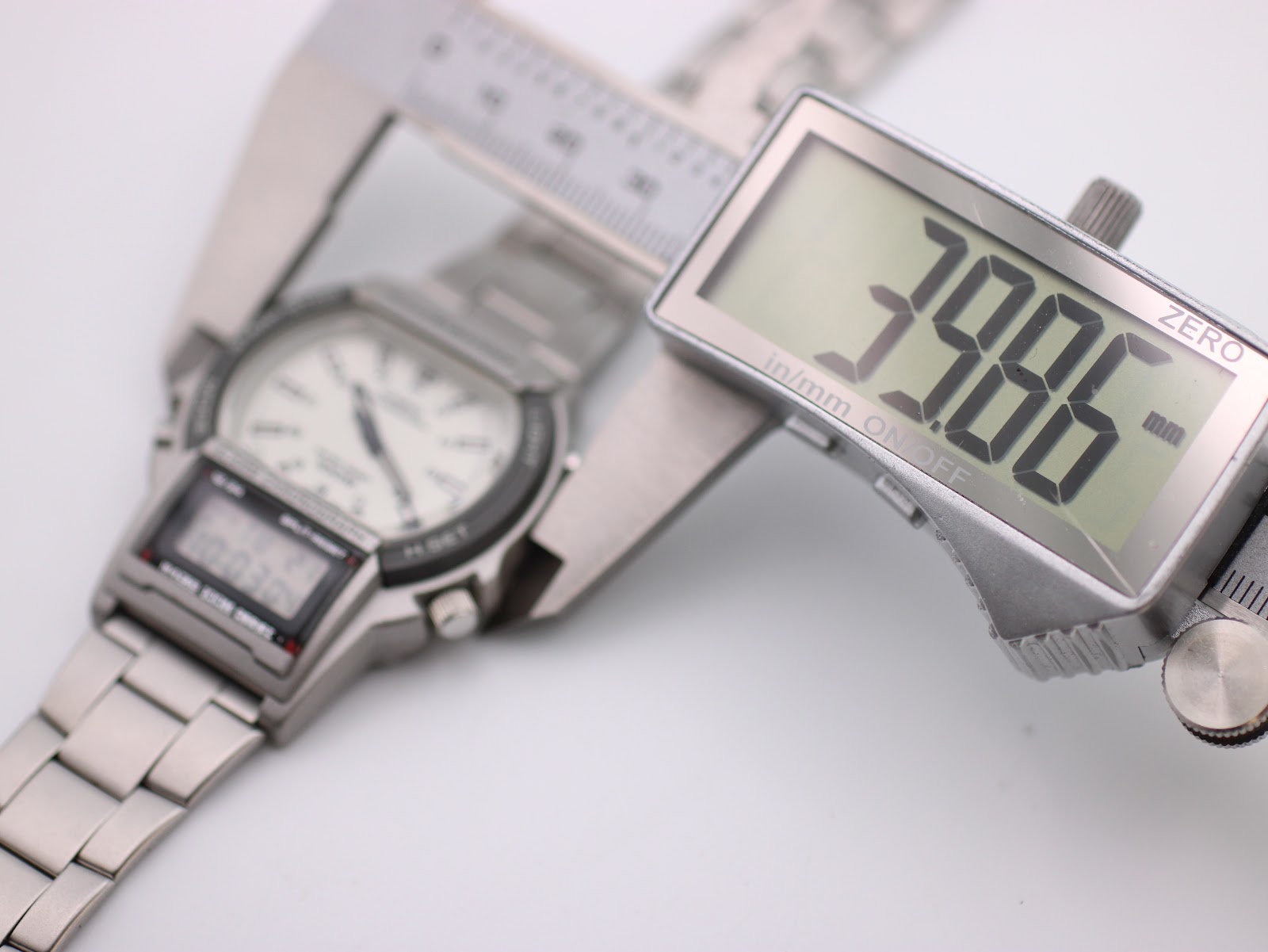 Digital caliper measuring the case of the Casio AW-61, displaying an exact diameter of 39.86mm.
