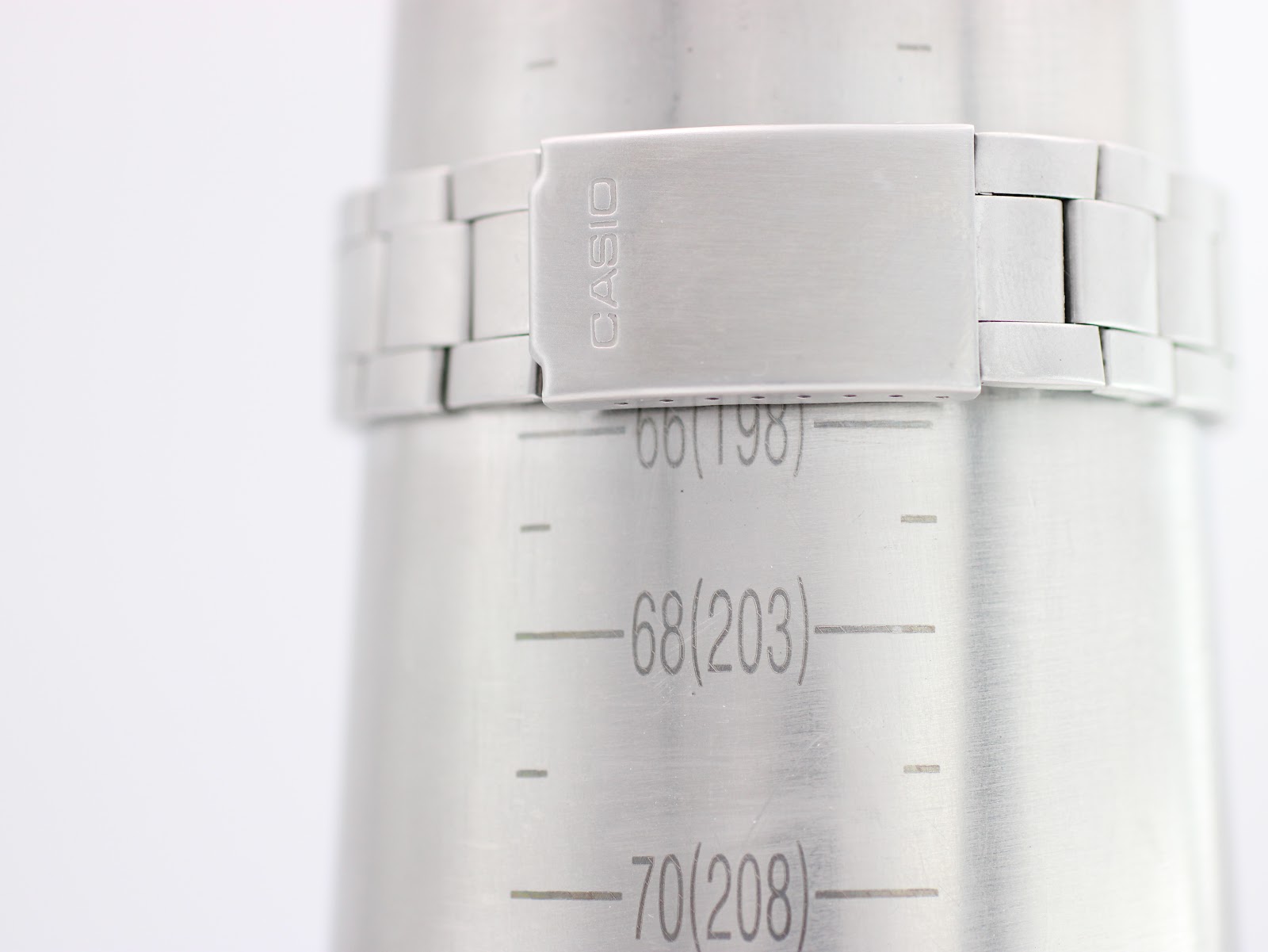 Close-up of the Casio watch bracelet on a sizing gauge, showing a wrist circumference measurement of 198mm.