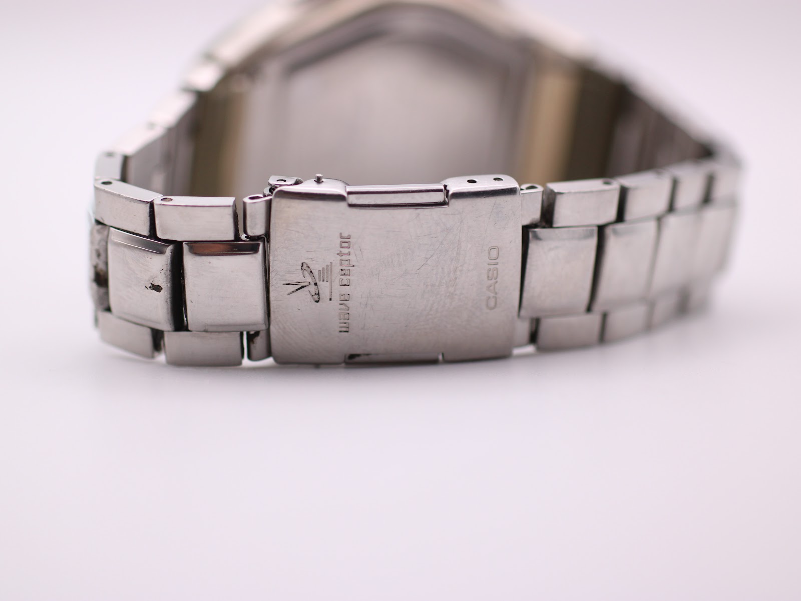 Close-up of the signed stainless steel fold-over clasp with "wave ceptor" logo and "CASIO" text.