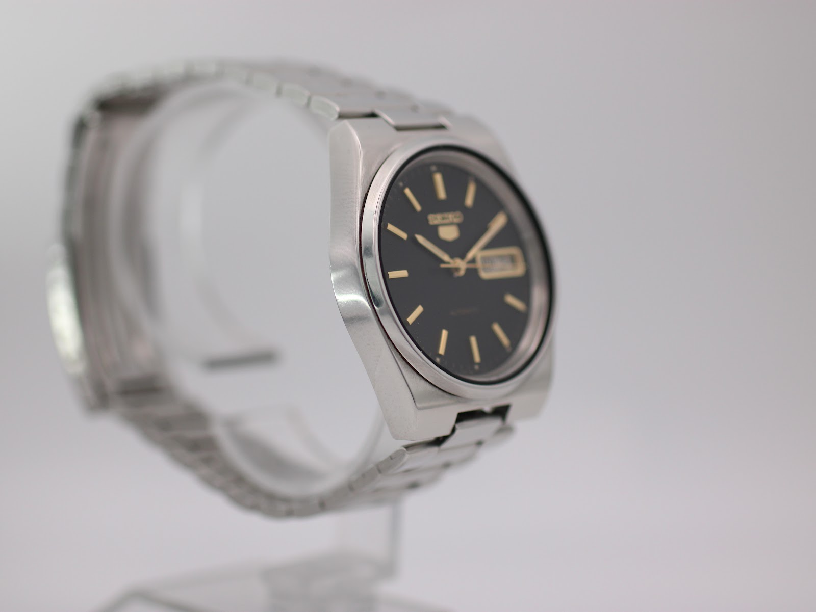 Another angled side view of the Seiko watch, highlighting the case profile and bracelet links.