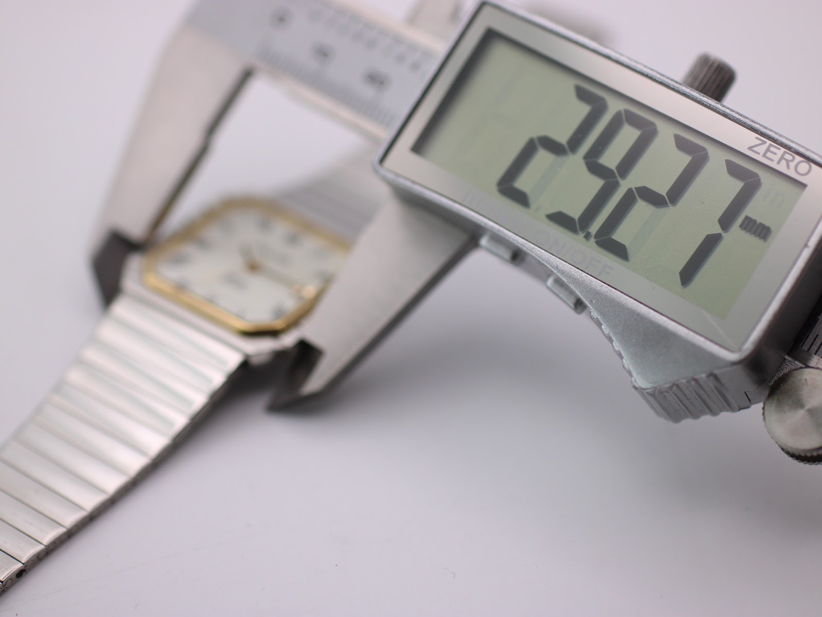 Digital caliper measuring the case diameter of the AVIA Flatline watch, displaying 29.27mm.