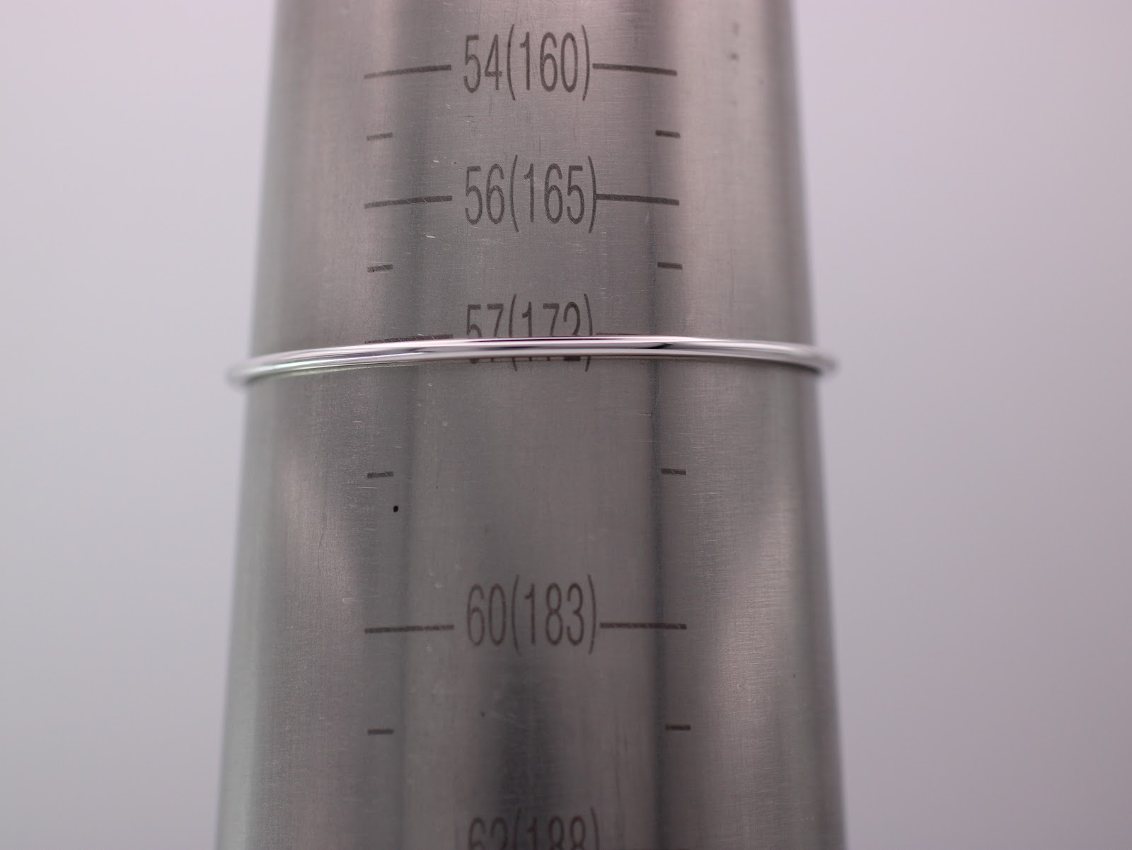 Wrist sizing gauge indicating the bangle bracelet's internal diameter, corresponding to a wrist circumference of 17.2cm.