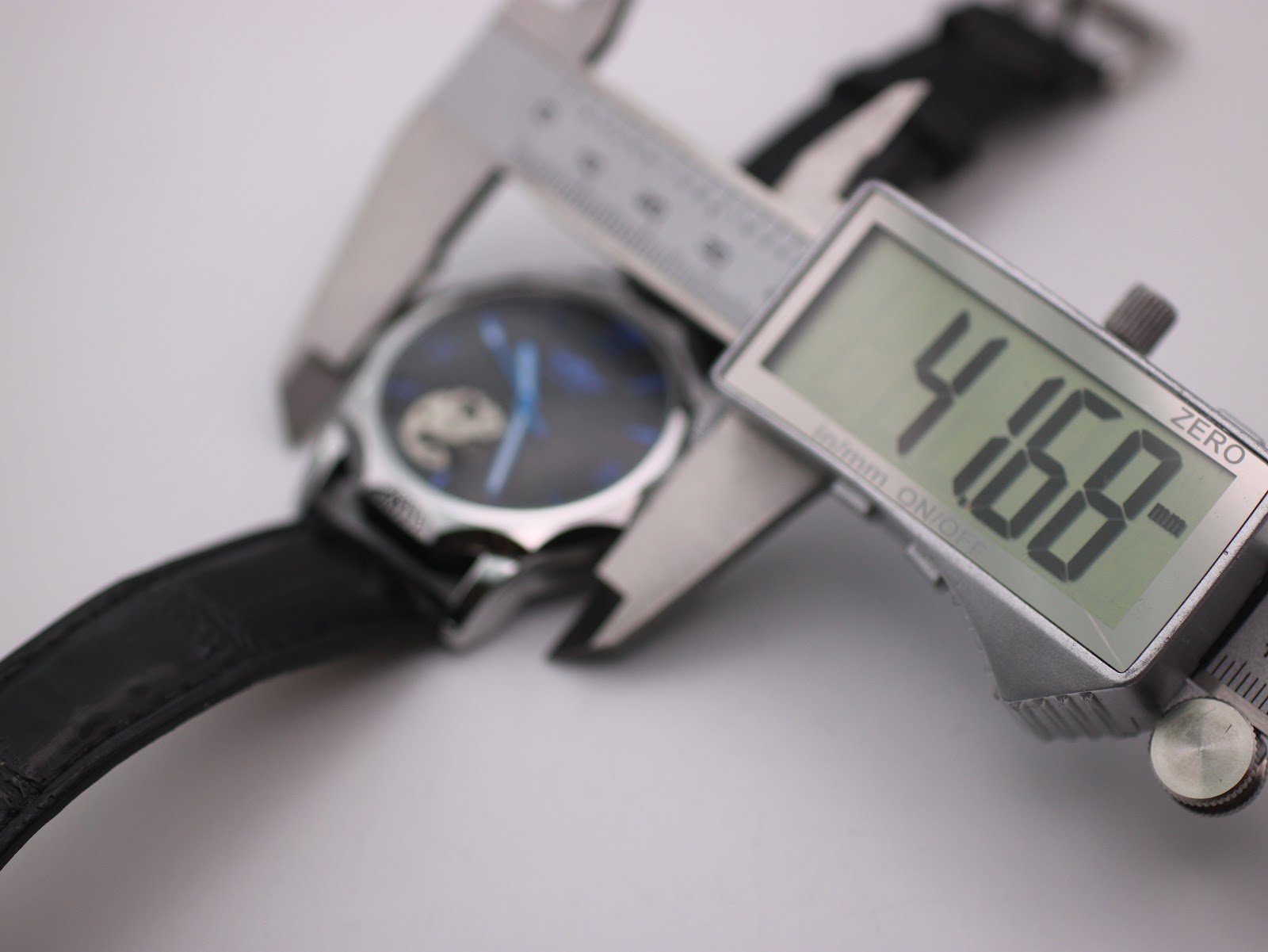 Digital caliper measuring the case diameter of the Winner H199M watch, displaying 41.68mm.