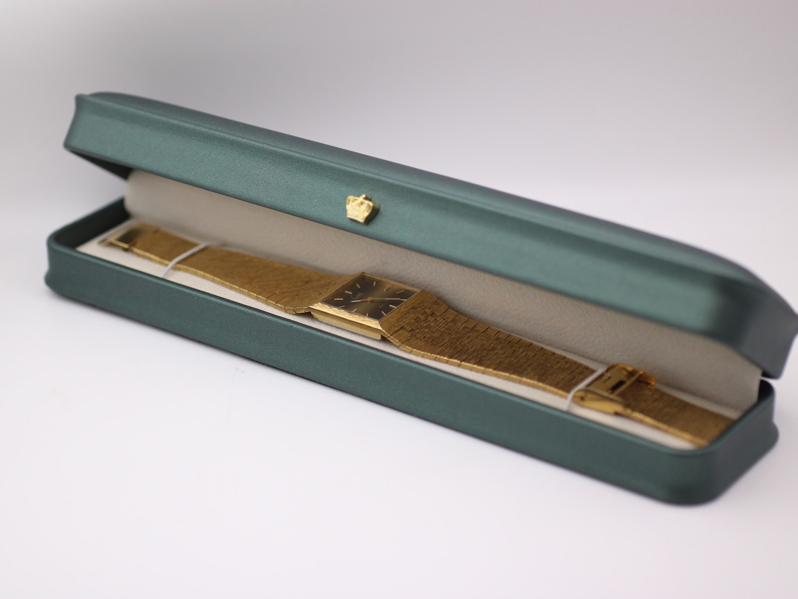 Digital caliper measuring the case diameter of the gold watch at 25.3mm.