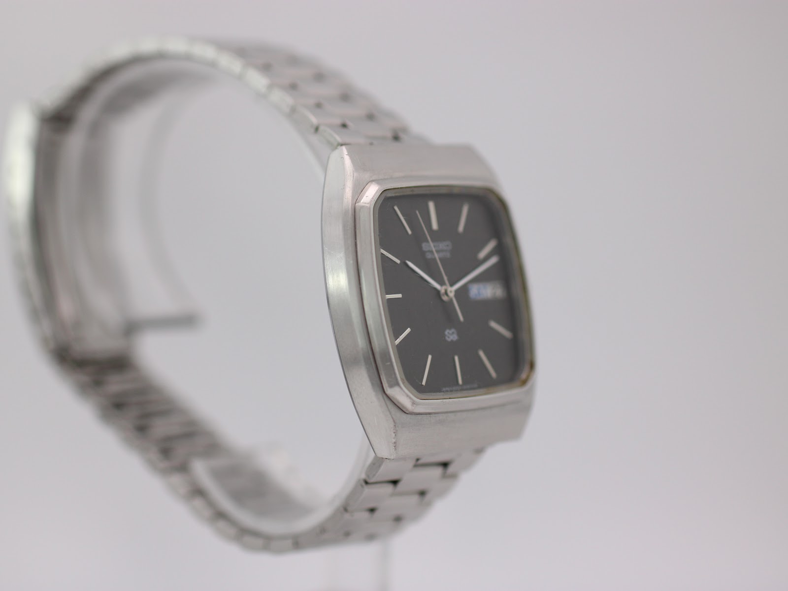 Left side view of the Seiko watch, highlighting the integrated bracelet and case profile.