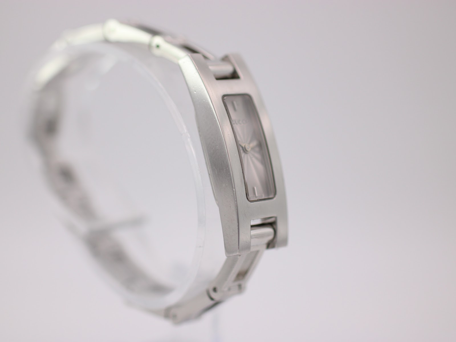 Angled side view of the Gucci 3900 L watch, highlighting the sleek, integrated case and bracelet design.