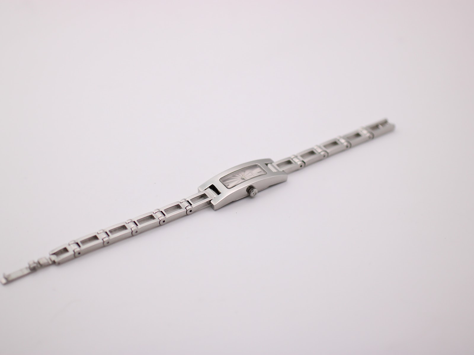 Top-down view of the Gucci 3900 L watch with the bracelet fully extended, showcasing its overall length and design.