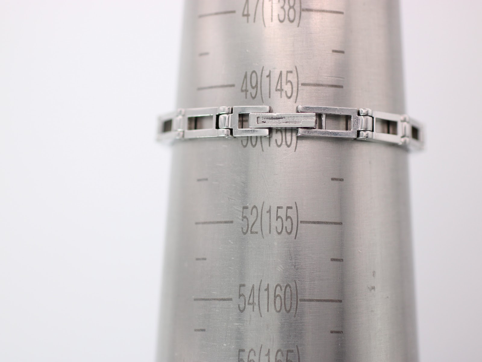 Close-up of the Gucci 3900 L bracelet on a wrist sizing gauge, showing a measurement of 14.5 cm (145mm).