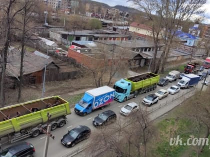 На улицах Нижнего Тагила растут пробки из-за перекрытого путепровода