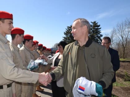 Делегация Свердловской  области во главе с вице-губернатором Олегом Чемезовым с рабочим визитом побывала в поселке Тельманово Донецкой Народной Республики