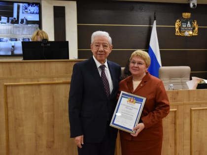 Председатель Общественной палаты Свердловской области Александр Левин вручил награды членам Общественной палаты Екатеринбурга