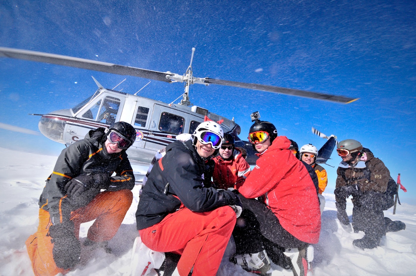 Grupo de heli-ski en la cumbre
