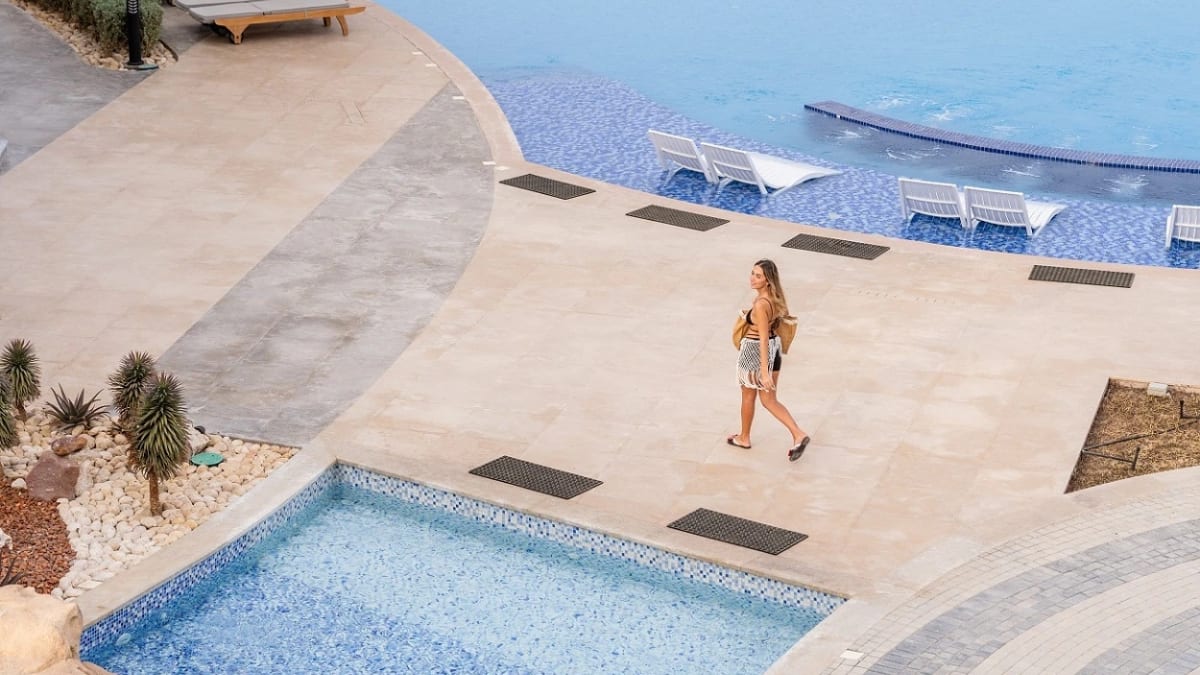 Piscina principal del Malikia Resort