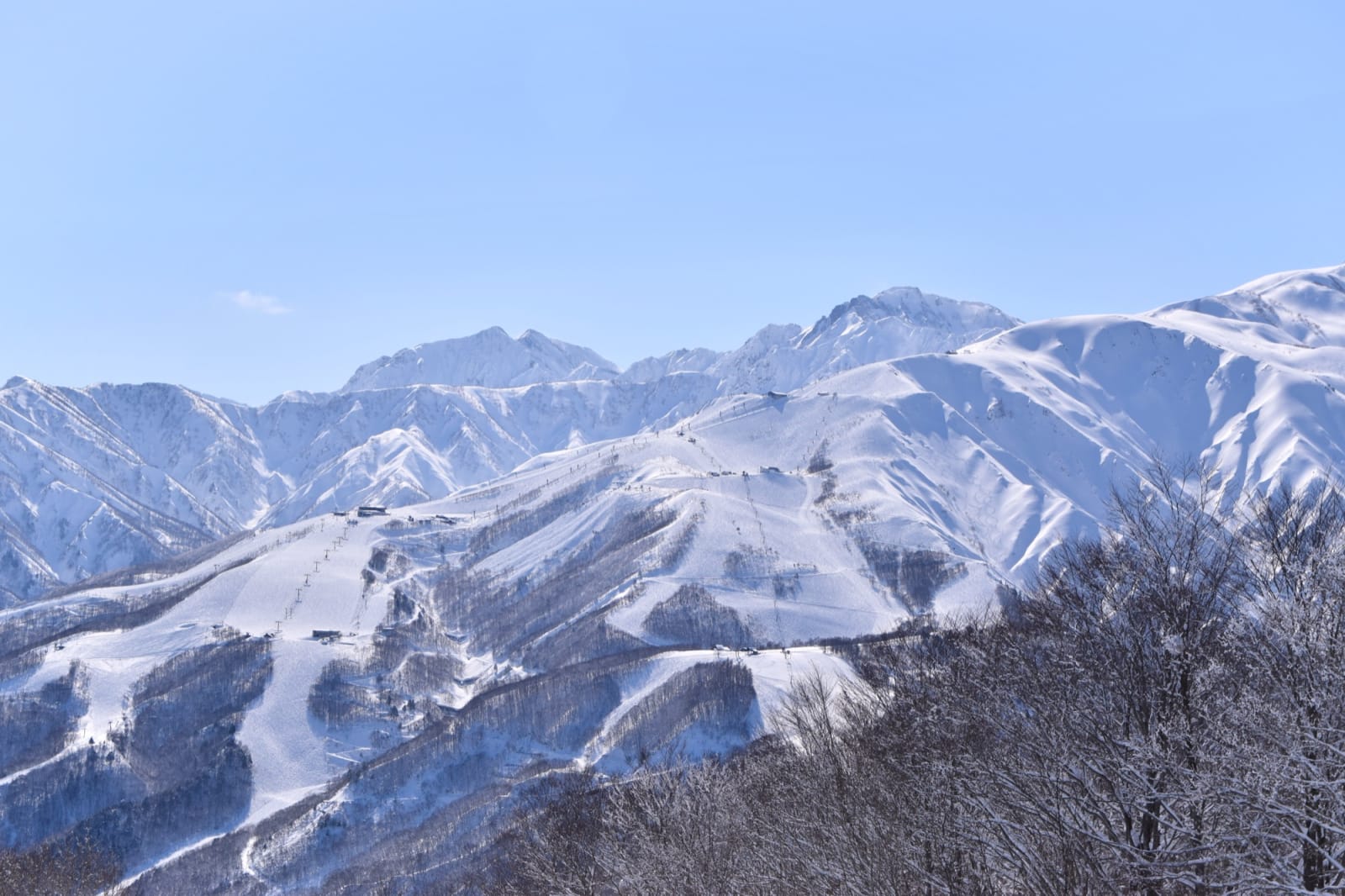 Valle de Hakuba con el Happo One nevado al fondo