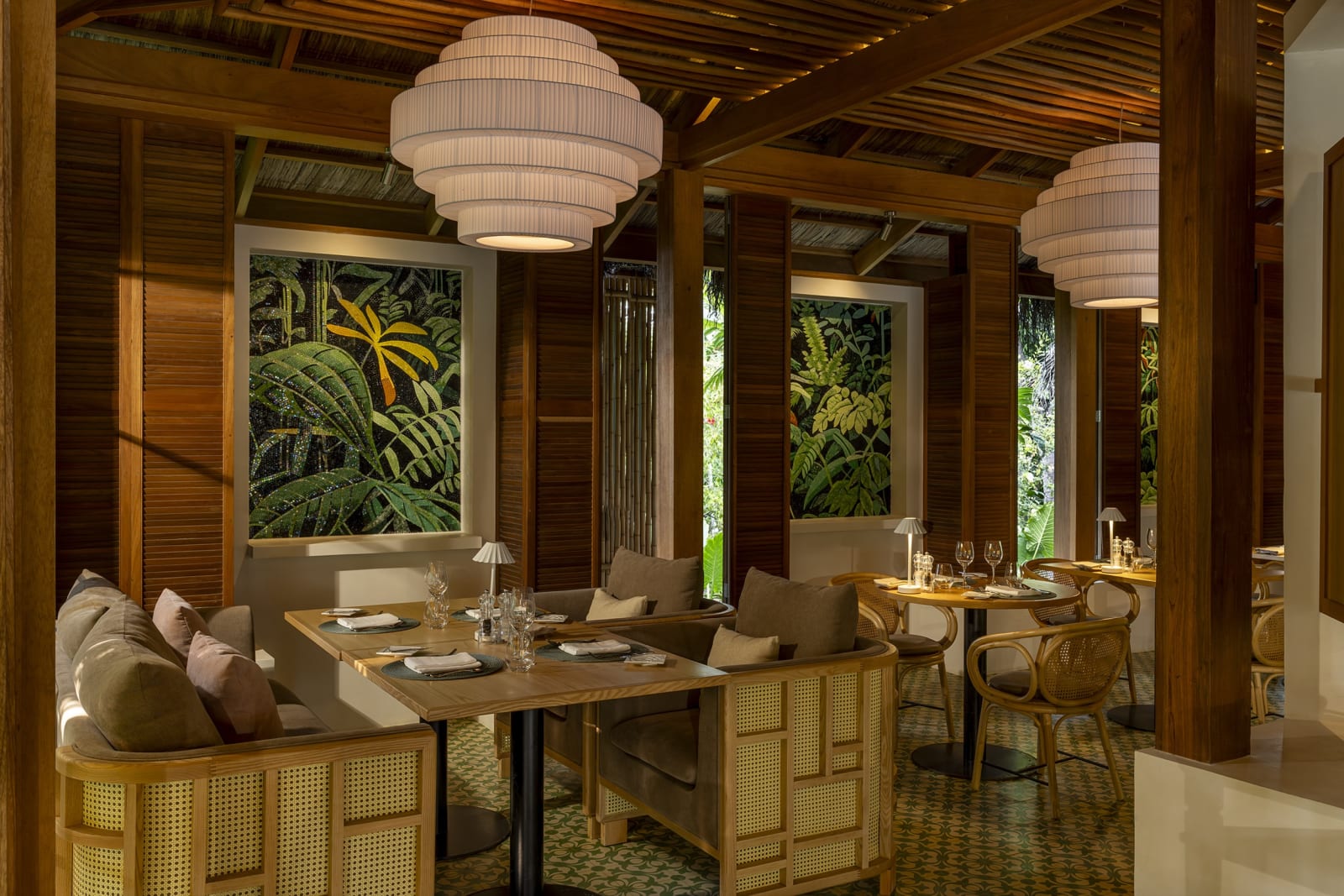 Niva Kuramathi — Dining La Belle Vie Interior Booth