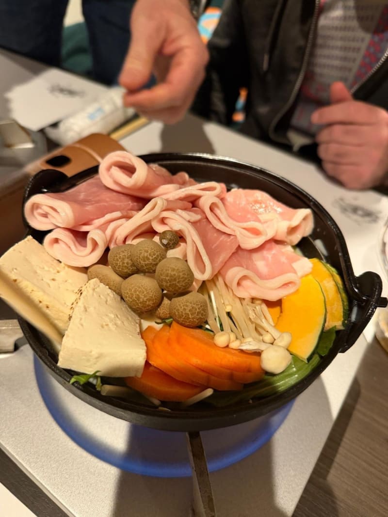 Cena de grupo japonesa: olla de sukiyaki