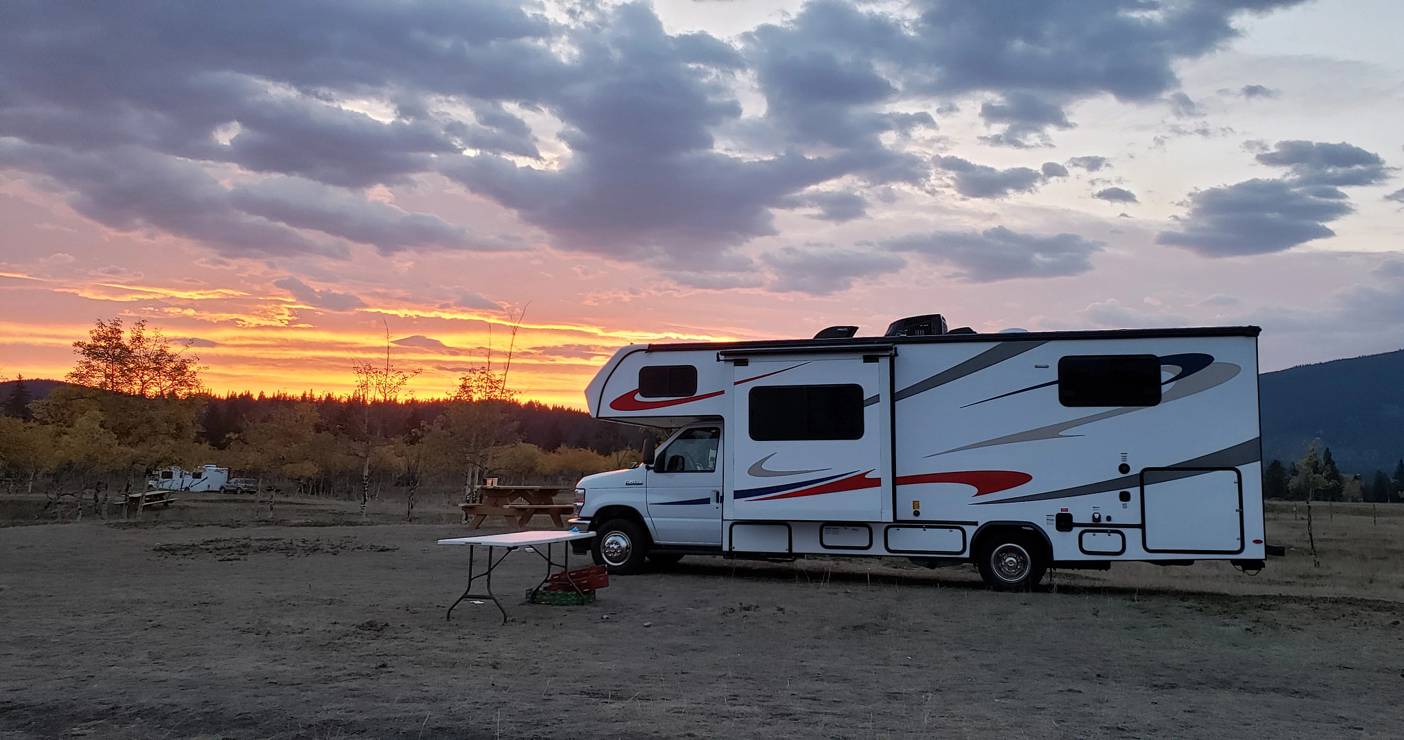 CanaDream Maxi Motorhome (MH-A) al atardecer