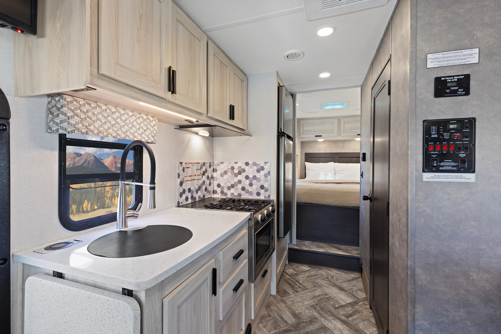 Cocina — CanaDream Maxi Motorhome MH-A