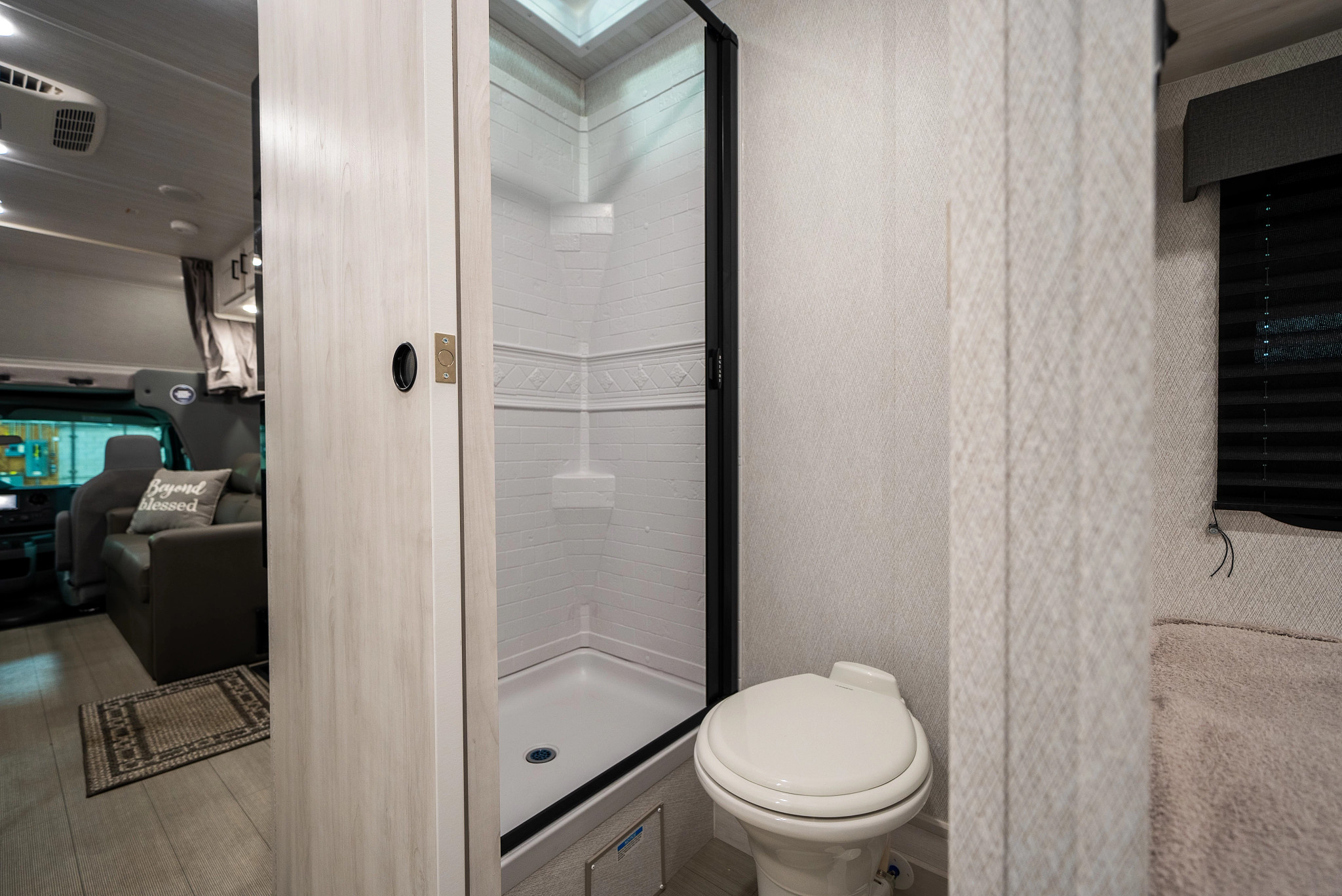 Baño con ducha — CanaDream MH-L