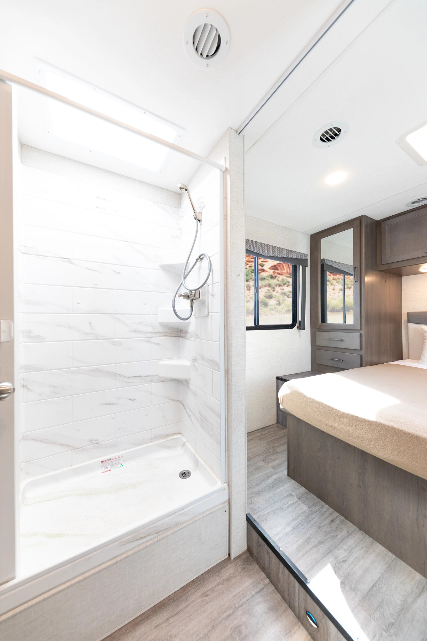 Baño con ducha — El Monte Family Sleeper