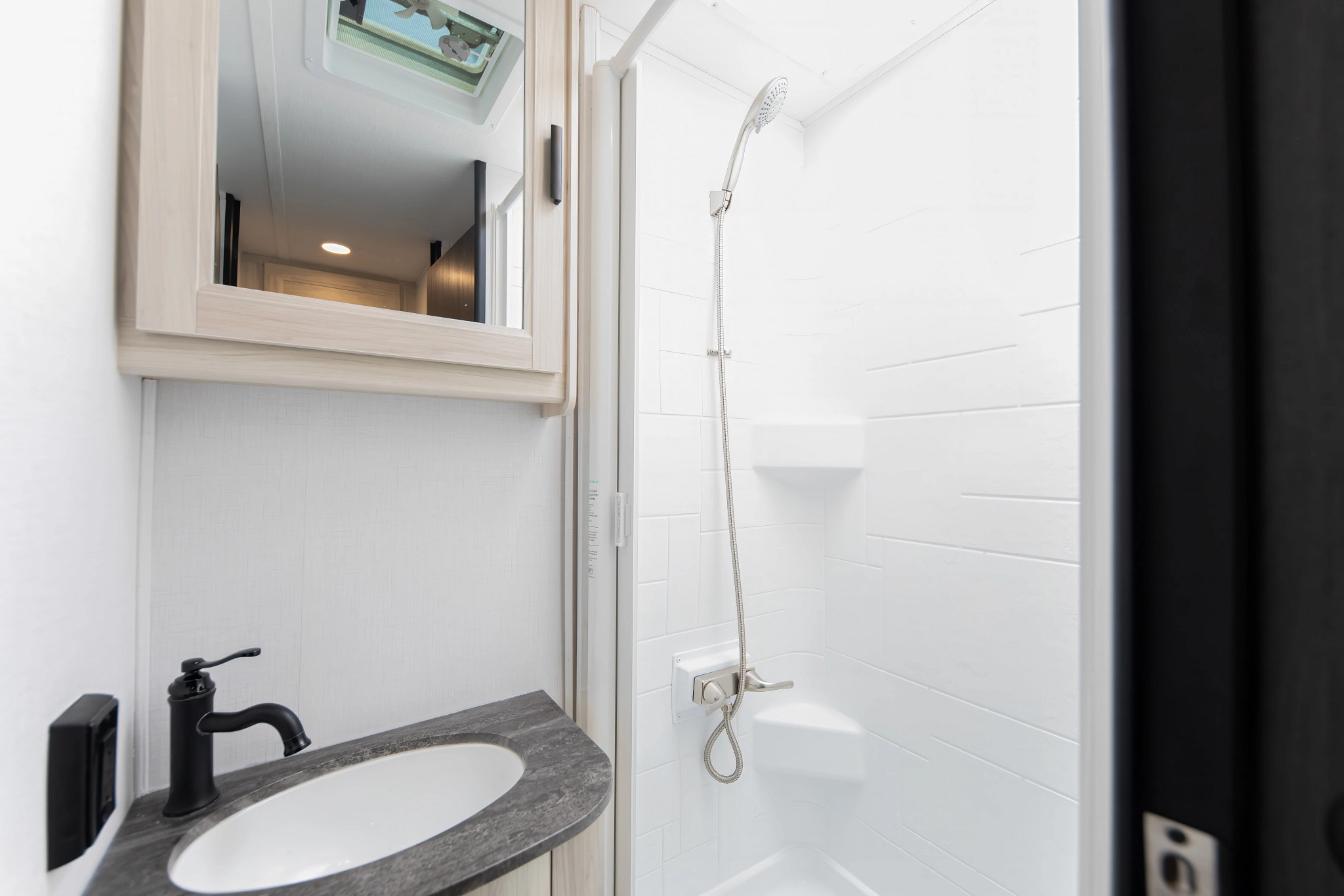 Baño con ducha — El Monte Class C Large