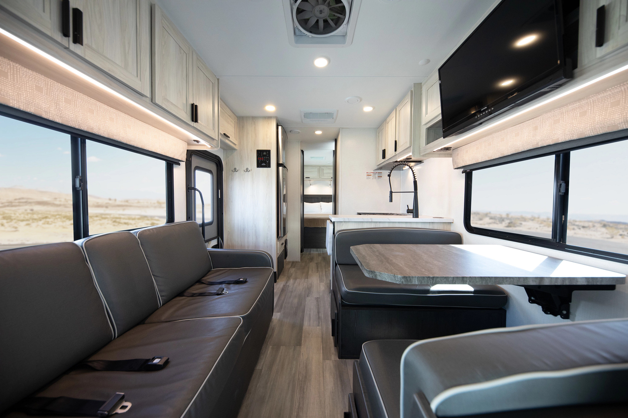 Interior completo — El Monte Class C Large