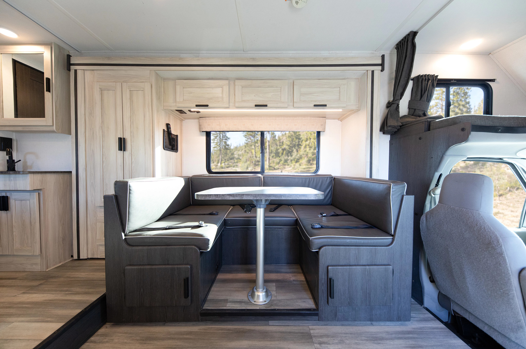 Dinette — El Monte Class C Medium