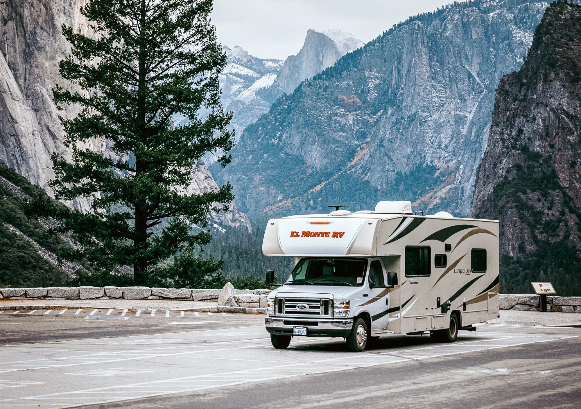 El Monte Class C Small en Yosemite, California — invierno