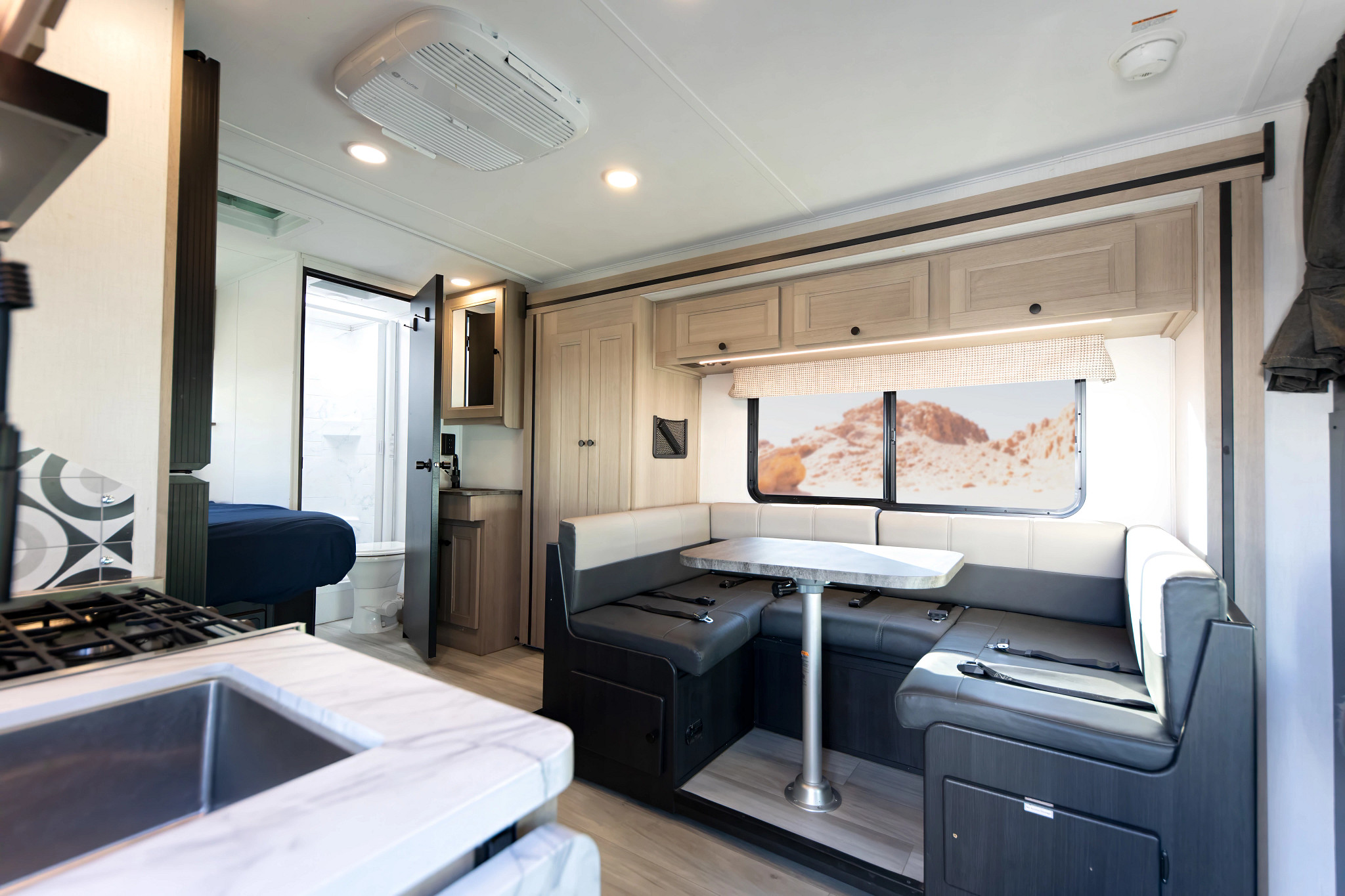 Road Bear RV Class C Motorhome Non-Slide (M)