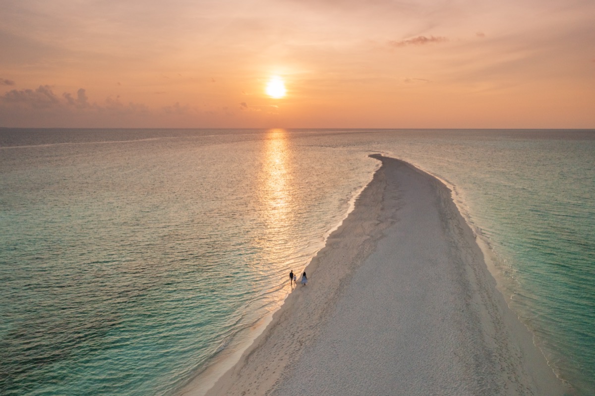 El icónico sandbank de Kuramathi bañado por la luz del atardecer
