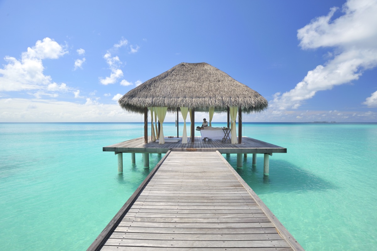 Kuramathi Spa — cabina de tratamiento flotando sobre el agua