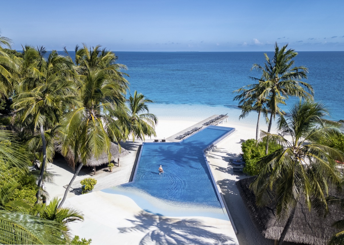 Piscina principal — diversión para toda la familia