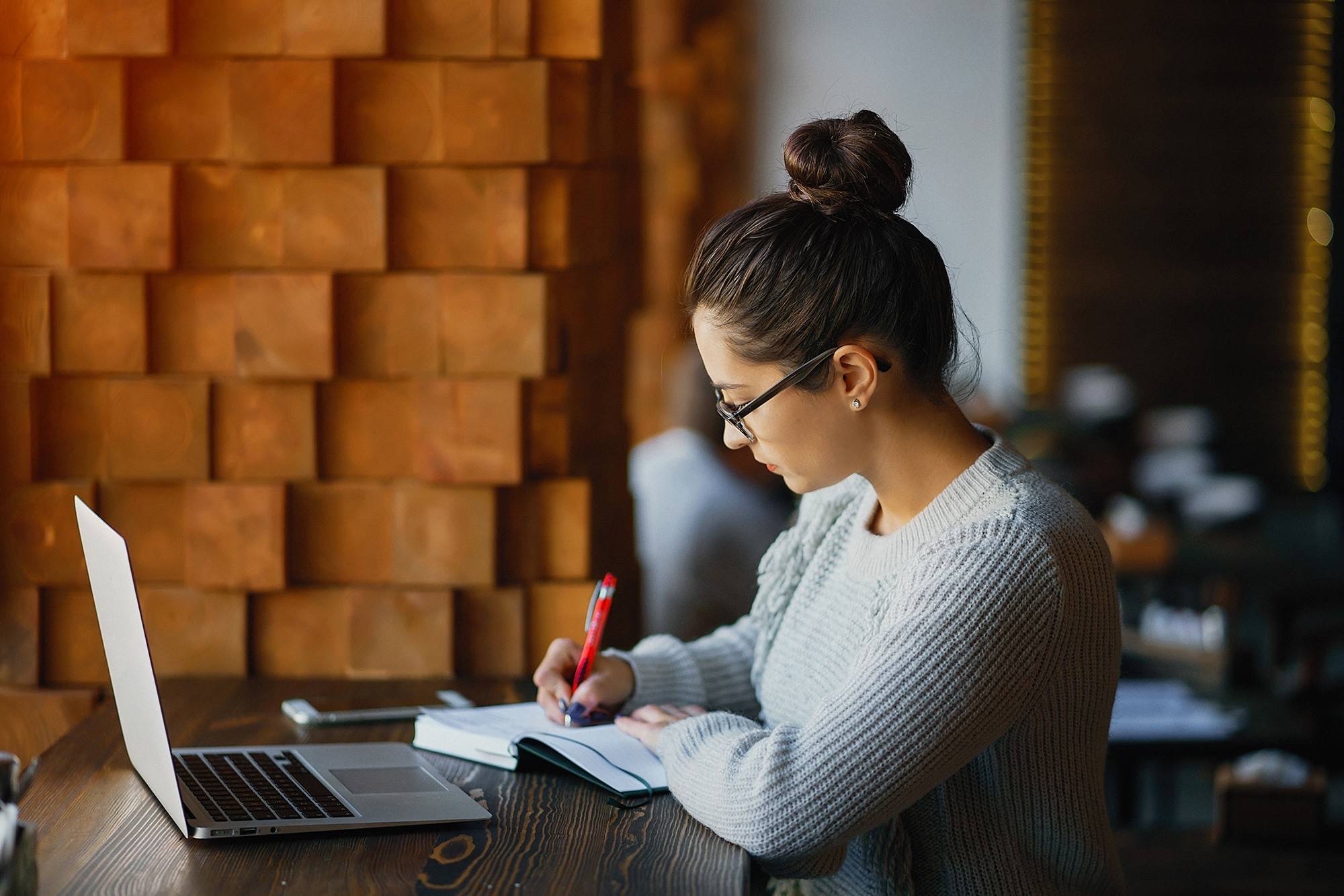 Why Most Salon Owners Are “Busy” — But Still Guessing
