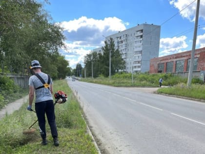 Сегодня косят траву на Монтажников