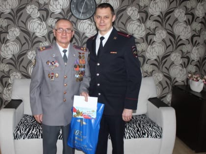 Ашинские полицейские поздравили ветеранов органов внутренних дел с праздником