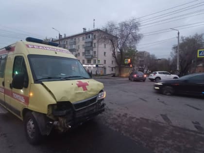 При столкновении легковушки со скорой в Челябинске пострадала фельдшер