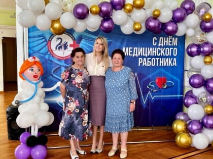 Депутат Яна Лантратова поздравила еманжелинских медиков с профессиональным праздником
