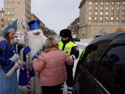 В Магнитогорске продолжается акция «Полицейский Дед Мороз»