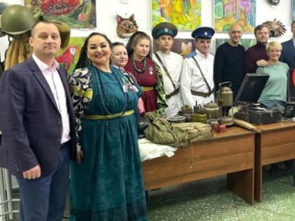 Песнями, стихами и славили защитников Отечества